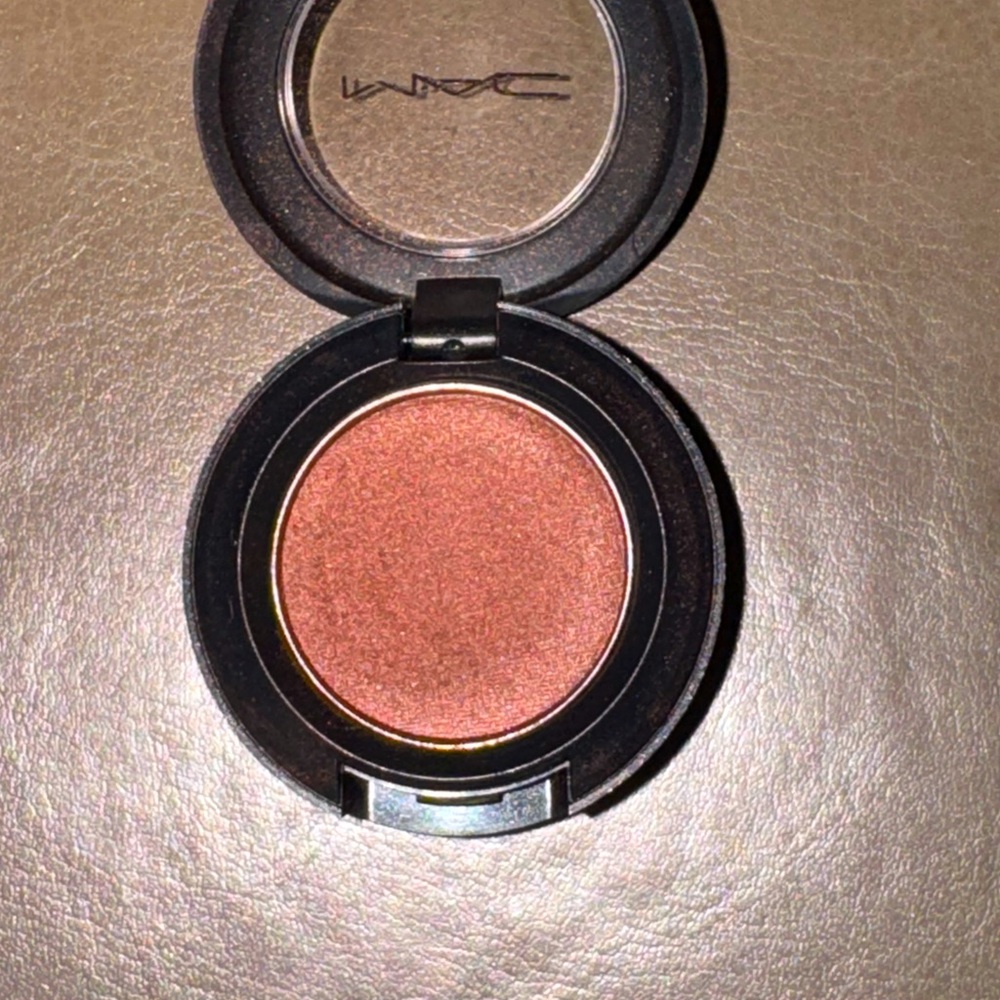 MAC Cosmetics Cut to fit eyeshadow